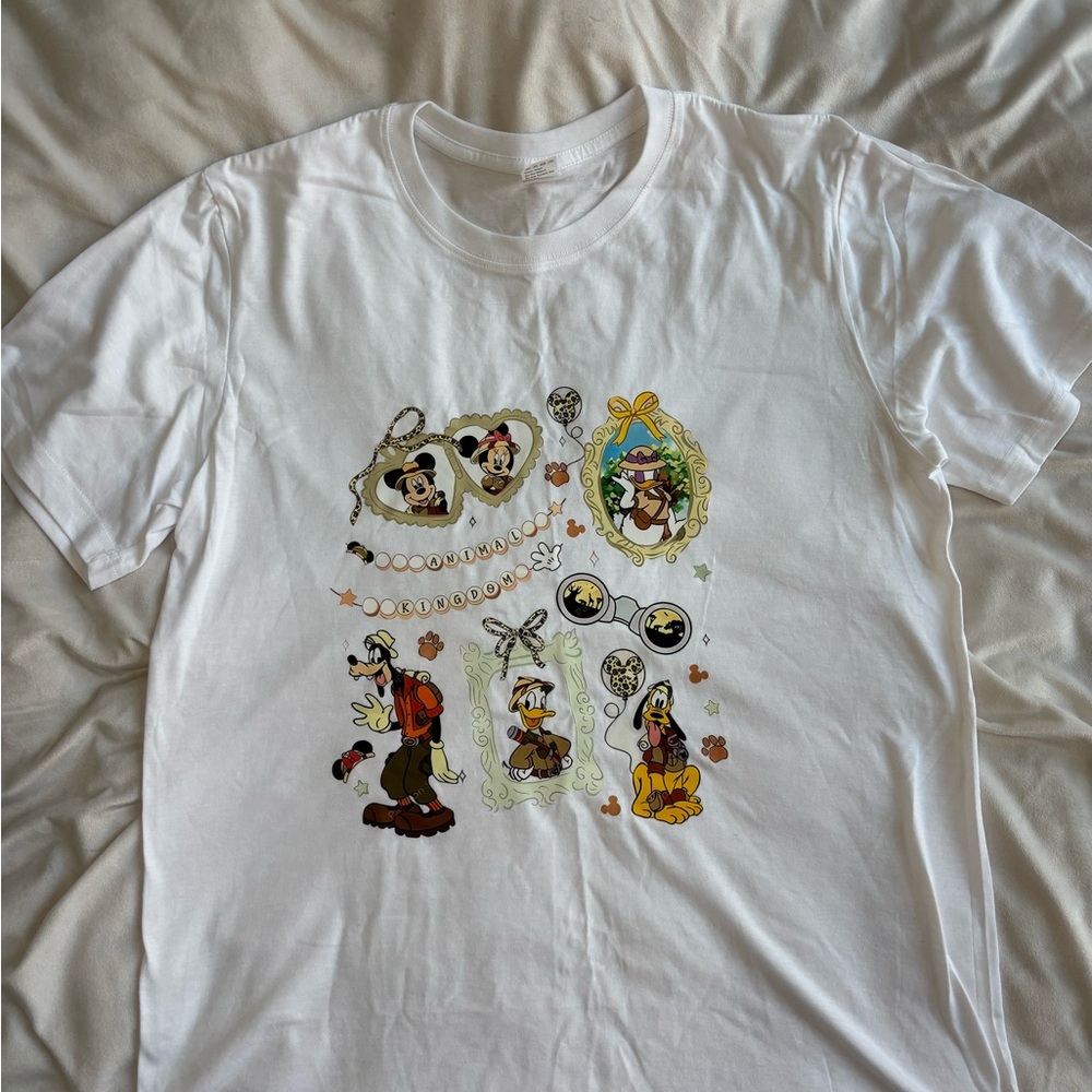 Woman’s Animal Kingdom Graphic Shirt - Size Large